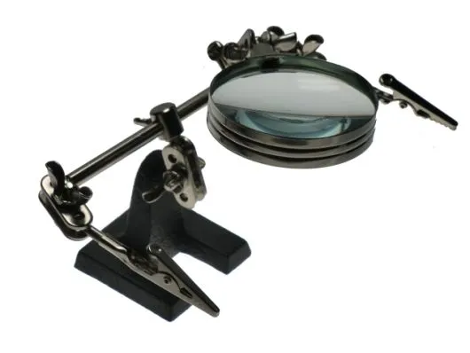 Dritte Hand mit Lupe