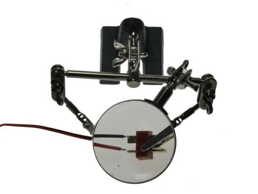 Dritte Hand mit Lupe